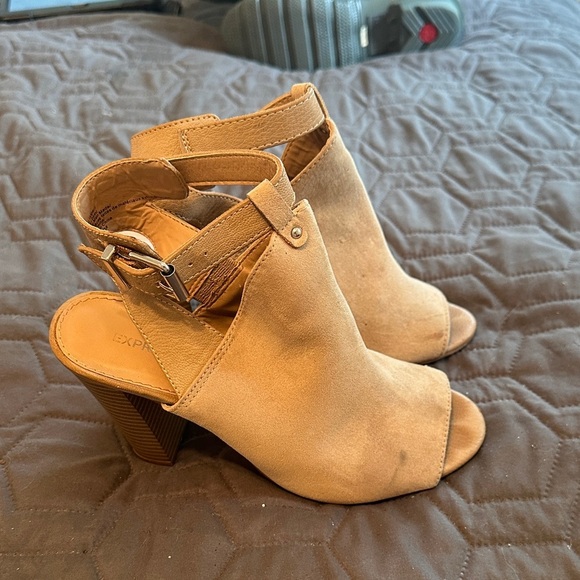 Express Camel Peep-Toe Heels Size 6 - Picture 2 of 6